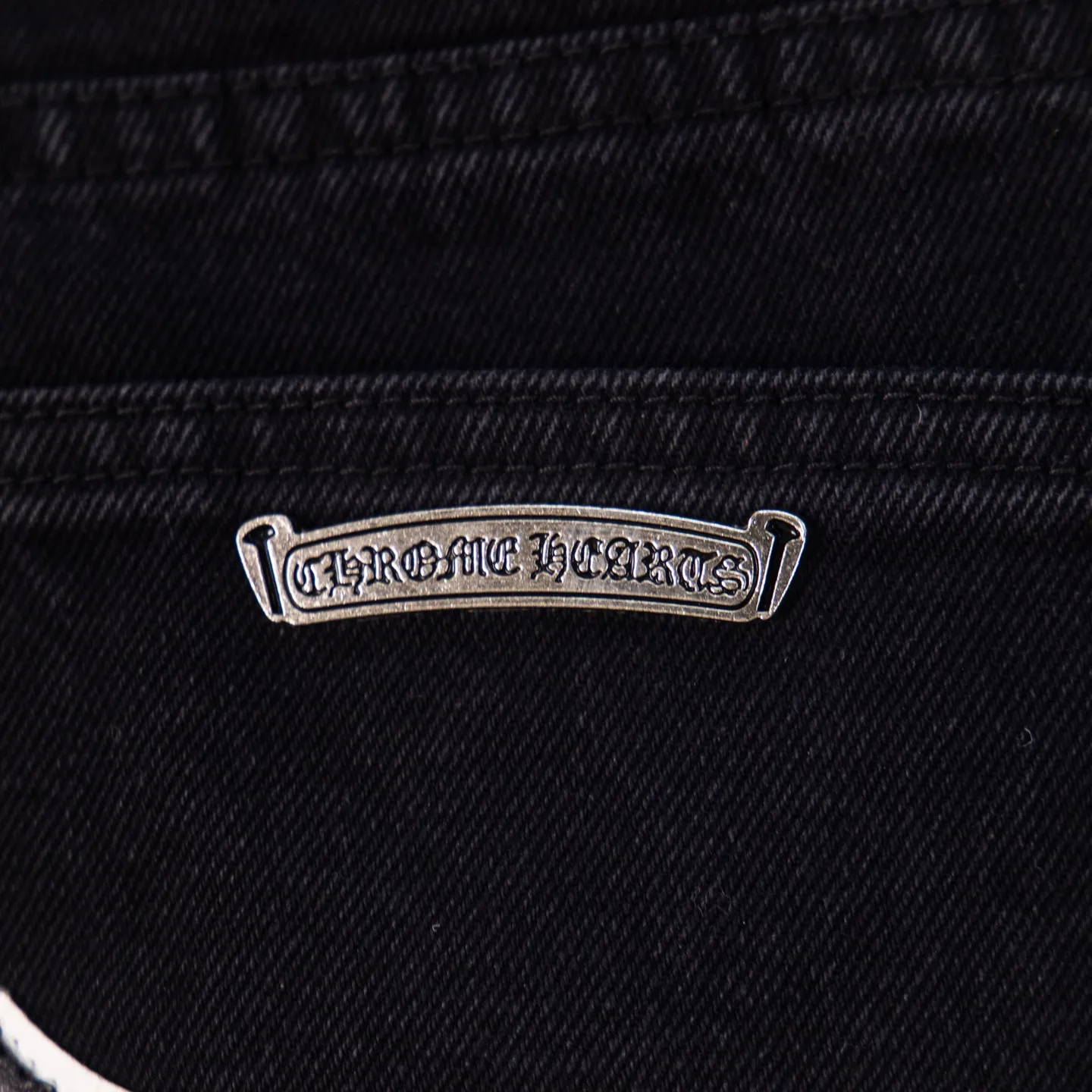 P260 Chrome Hearts Black Pants Sanskrit Black and White Patch Leather Jeans CH jeans need to be washed and then disassembled and hand-stitched with sheepskin cross leather and then spliced ​​together to complete. The whole piece has too many craftsmanship to explain, patchwork cross pattern embellishment, high-waisted washed jeans! ! Absolutely high-end luxury products, god-level single products and super popular products, made with top heavy industry, a must-see magic weapon. Customized hardware. The fabric is thick and soft after washing. It has good breathability. Customized small leather label. Unique design. The details are simple and elegant, and the workmanship is exquisite. The entire trousers are neatly routed and the details are in place! It’s so cool that both men and women can easily control the genderless trend! Style number: 1875# Color: black Size: 28 30 32 34